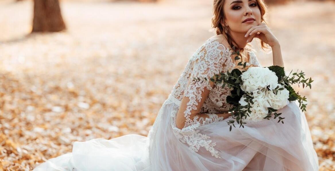 Suknie ślubne dla puszystych: jakie detale dodają elegancji?