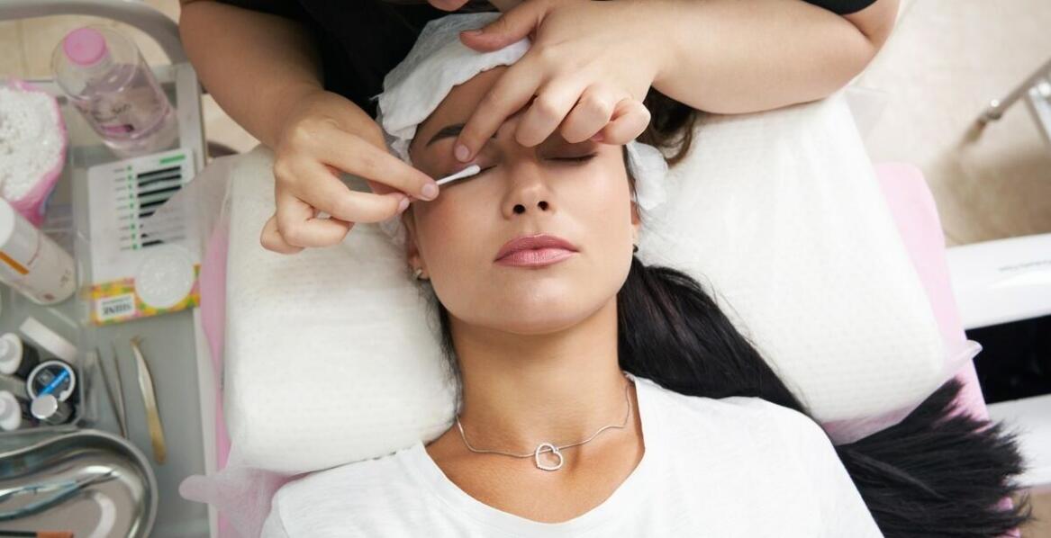 Stylizacja rzęs a naturalny wygląd – jak to osiągnąć?