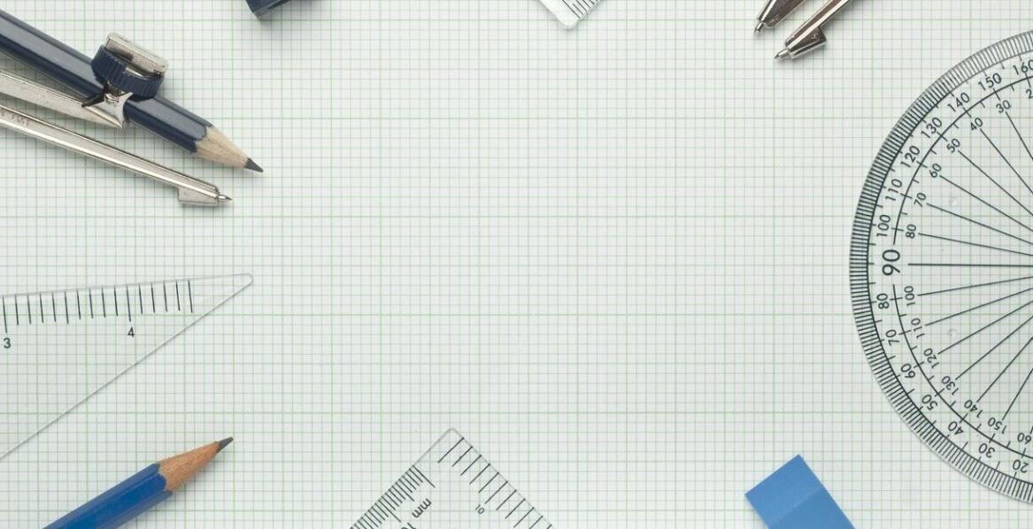 Jakie akcesoria do geometrii są niezbędne w edukacji?