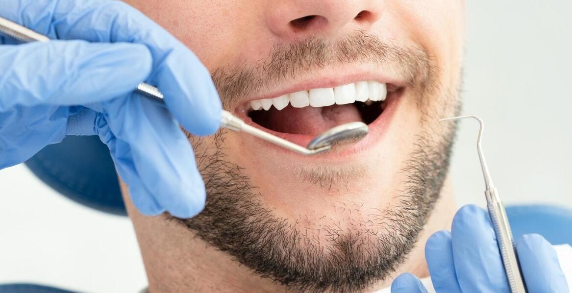 Jak zidentyfikować pierwsze objawy wymagające interwencji periodontologa?