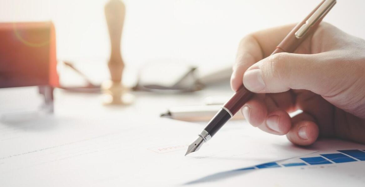 Wsparcie prawne w negocjacjach ugód odszkodowawczych – co oferuje adwokat?