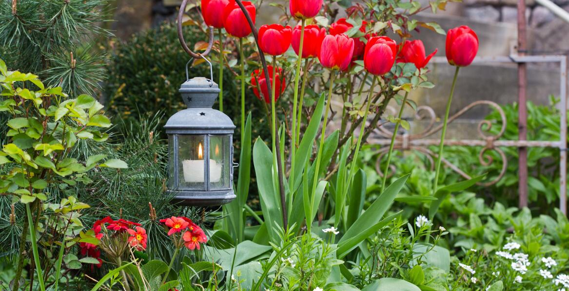 Lampiony i świeczniki ze stali corten – romantyczny nastrój w Twoim ogrodzie
