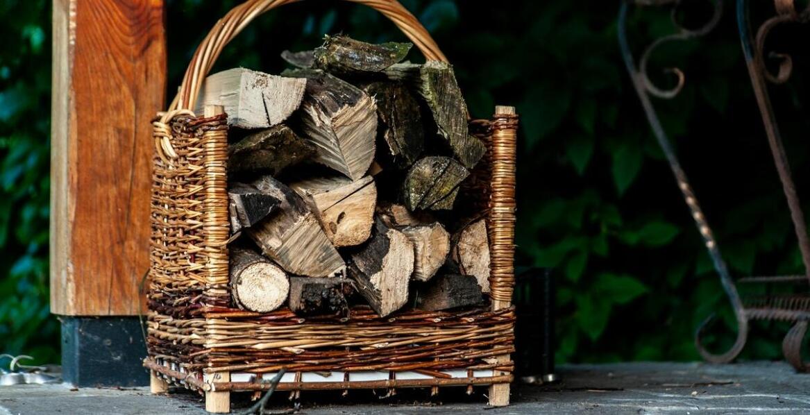 Przewaga drewna kominkowego brzoza nad innymi rodzajami drewna opałowego