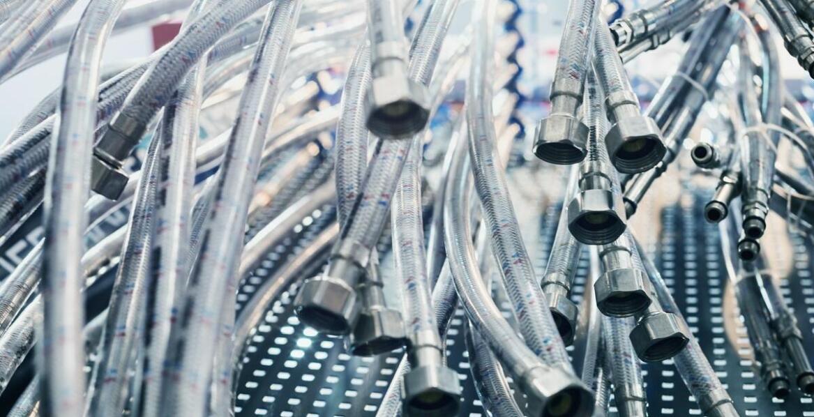 Jakie są zalety współpracy z producentem wyspecjalizowanym w wężach hydraulicznych wysokociśnieniowych?