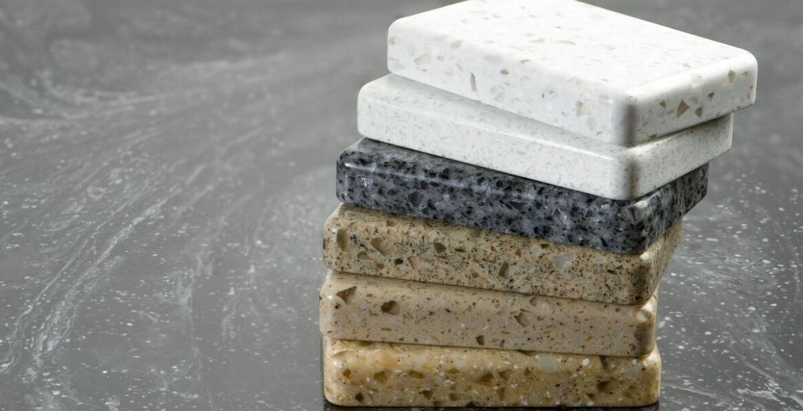 Odporność płyt kwarcowych na zanieczyszczenia i graffiti