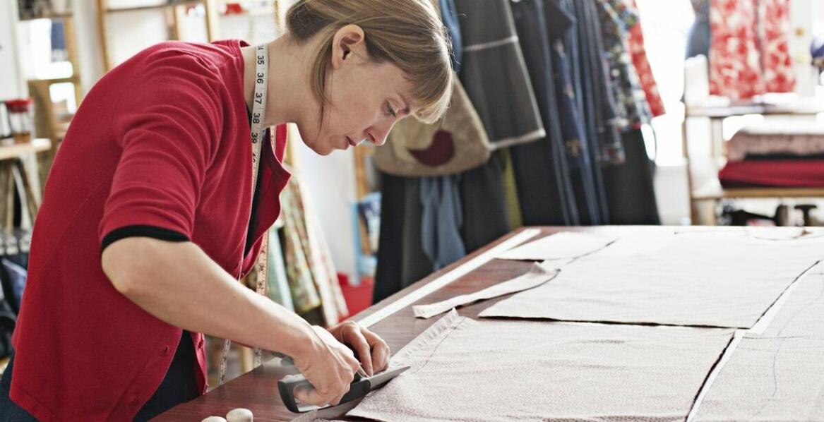 Jakie możliwości daje personalizacja metek w krakowskiej szwalni?