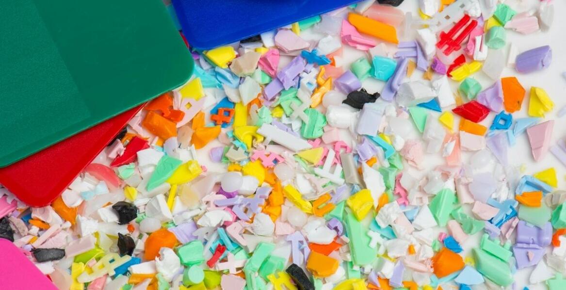 Jakie zalety oferują nakrętki plastikowe odporne na promieniowanie UV?