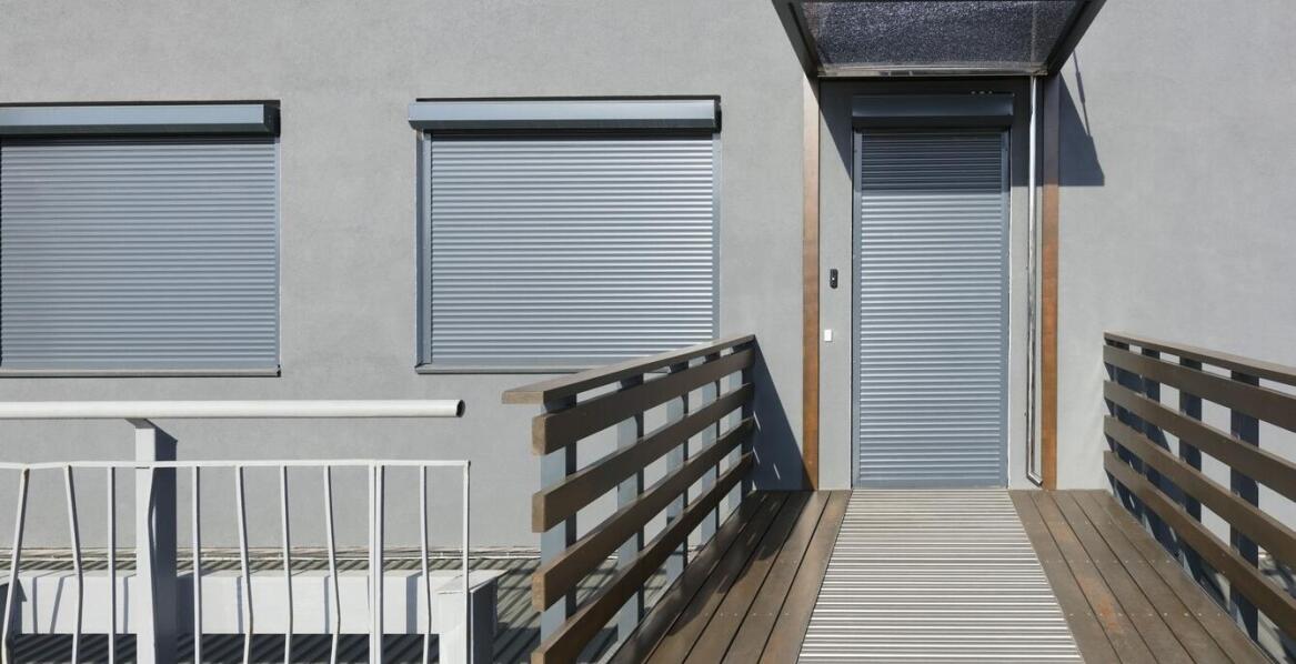 Jak montaż rolet zewnętrznych może wpłynąć na bezpieczeństwo domu?
