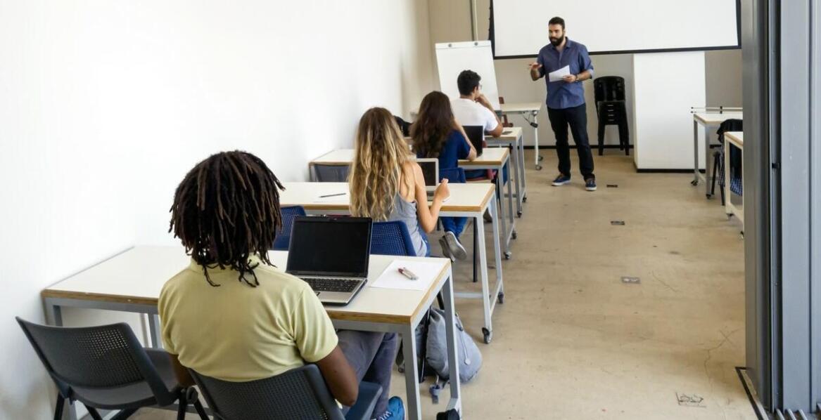 Jak wybrać energooszczędne monitory instalacyjne do szkoły?