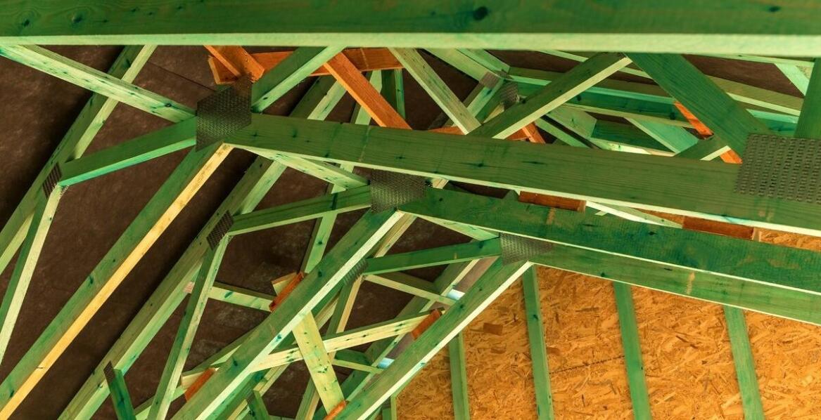 Dlaczego warto zainwestować w więźby dachowe przy projektach komercyjnych?