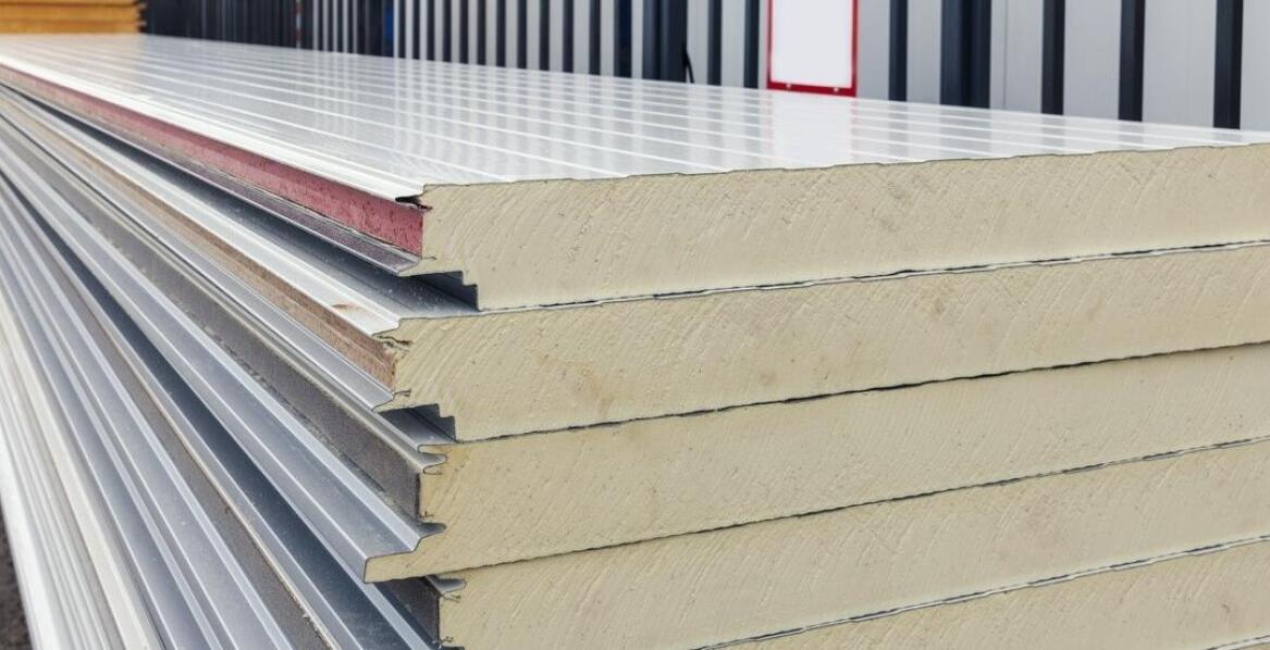 Montaż dachu z płyty warstwowej krok po kroku