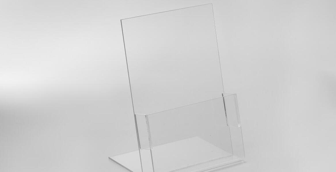 Rola wyrobów z pleksi w nowoczesnym designie stoisk targowych
