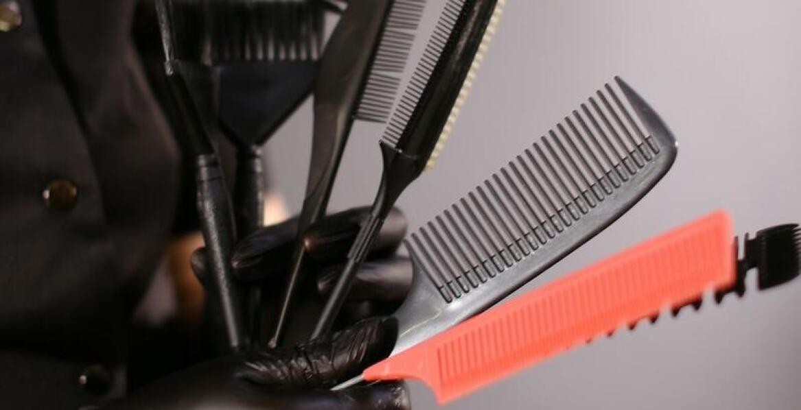Wybór szczotek i grzebieni: kluczowe akcesoria dla fryzjerów