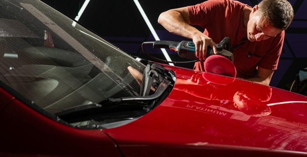 Co obejmuje pełne polerowanie samochodu w kontekście usuwania zarysowań i defektów lakieru?