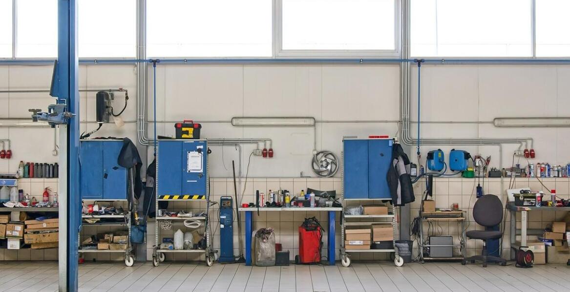 Jakie są przewagi korzystania z usług profesjonalnych warsztatów samochodowych?