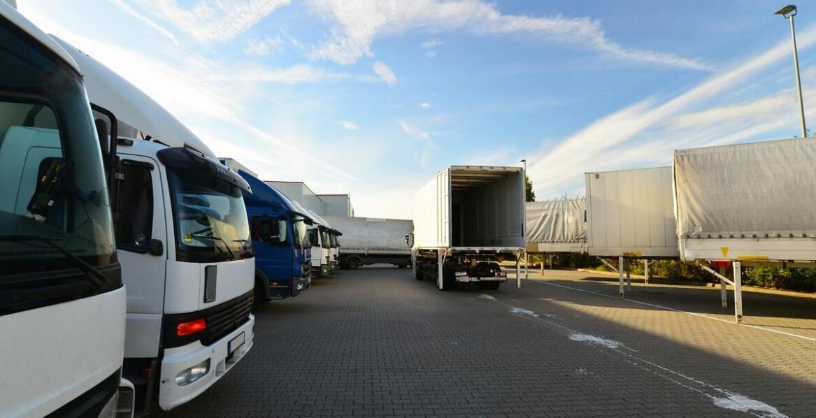 Jak firma dostawcza radzi sobie z wyzwaniami transportu materiałów wrażliwych na temperaturę?