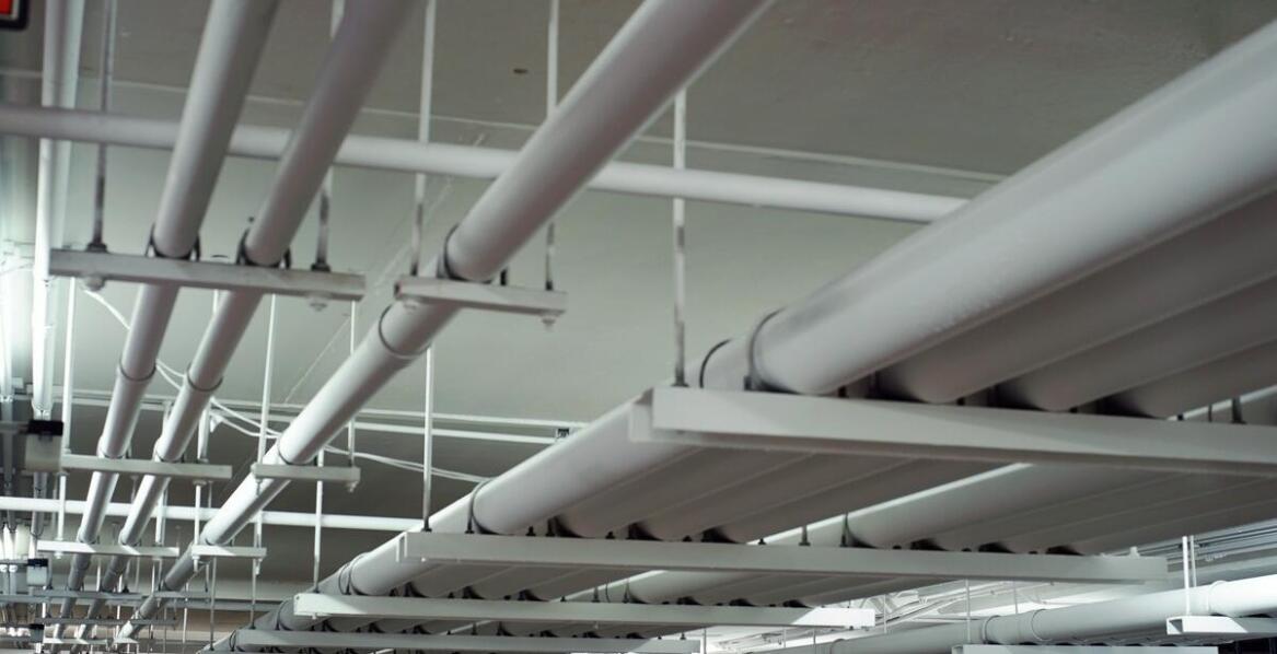 Efektywność zraszaczy przeciwpożarowych w ochronie dużych hal produkcyjnych