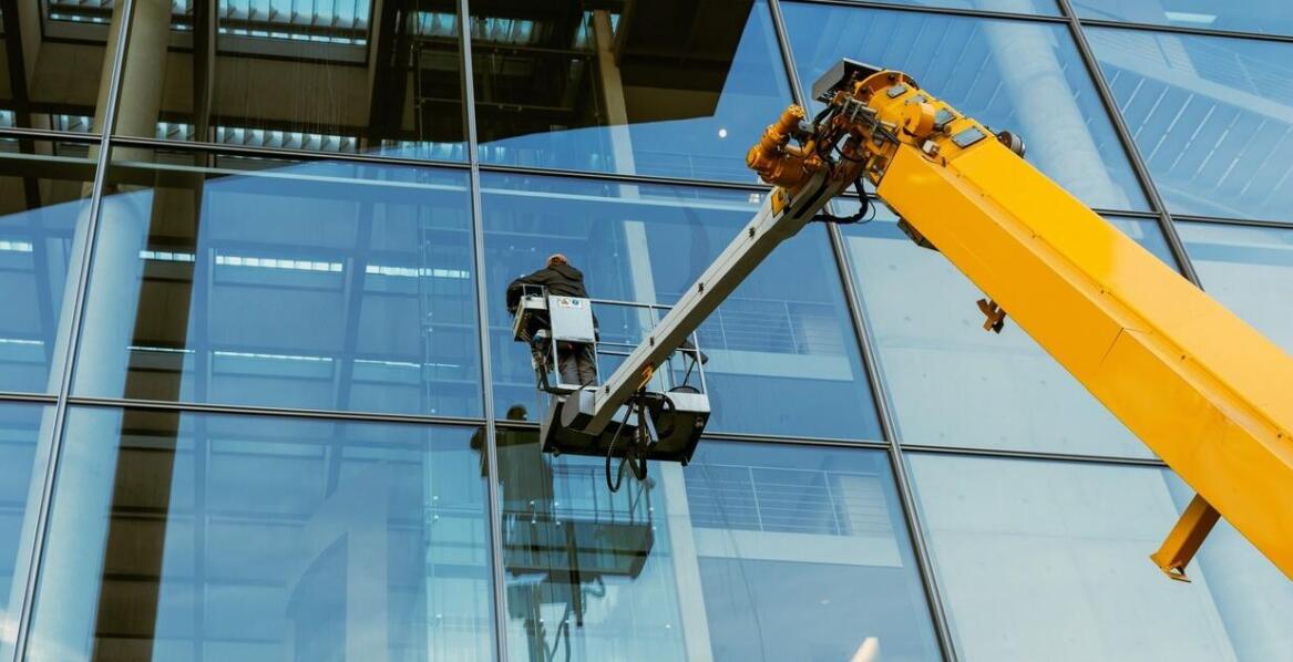 Mycie okien na wysokościach – jak zapewniamy bezpieczeństwo pracy?
