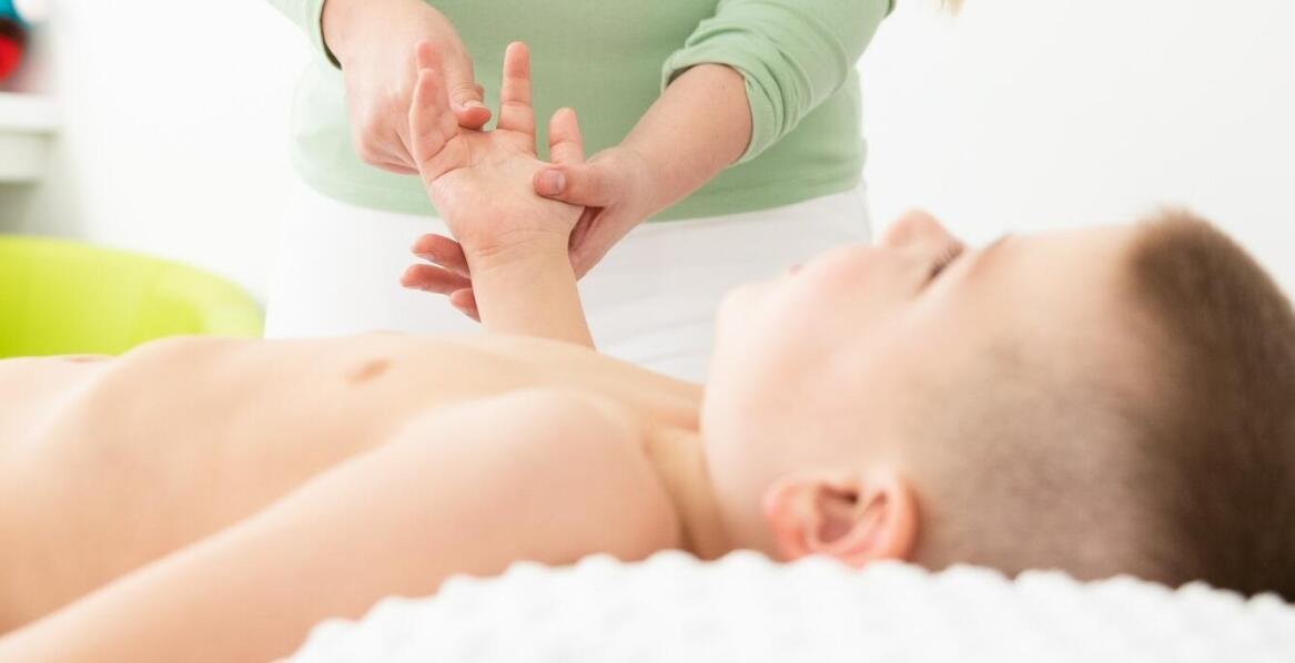Fizjoterapia dla dzieci z problemami układu pokarmowego – jak poprawia komfort życia?
