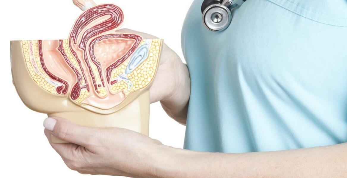 Jakie są zalety wykonywania badania per rectum przez specjalistę?