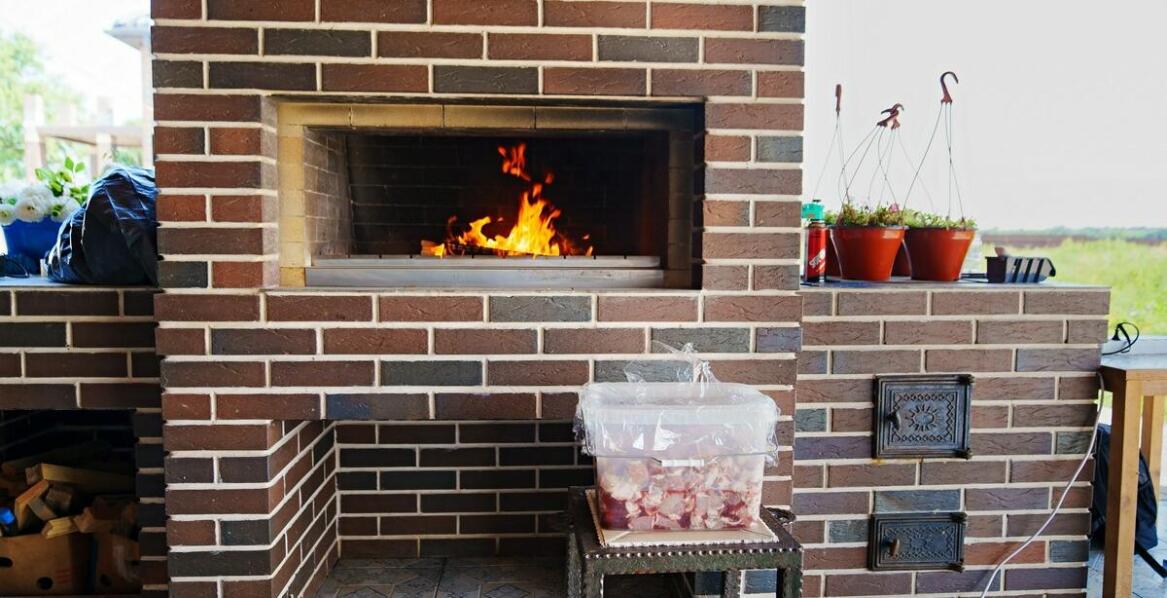 Wędzarnia ze starej cegły jako element dekoracyjny w ogrodzie