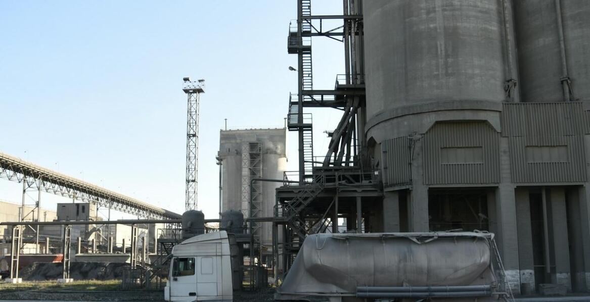 Transport kruszyw na plac budowy – jak optymalizować procesy logistyczne?