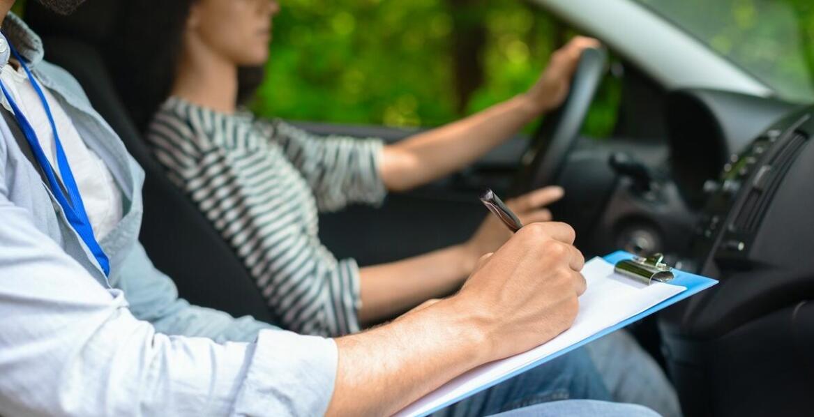 Jakie są różnice między kategorią B a innymi kategoriami prawa jazdy?