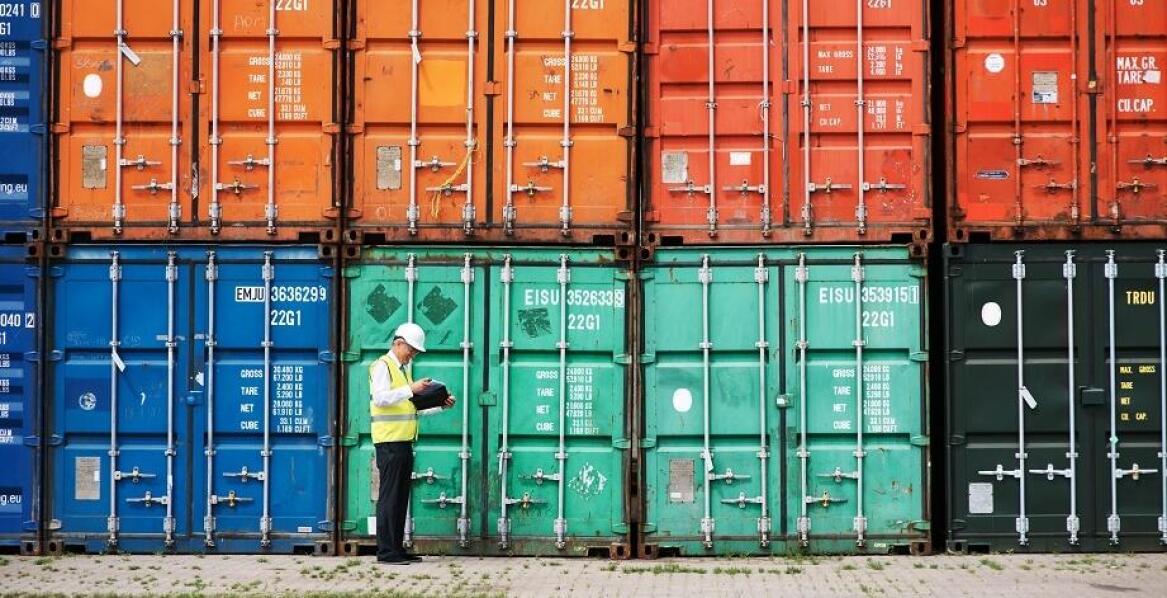 Jak agencja celna wspiera proces uszlachetniania towarów?