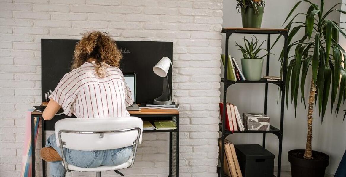 Masaż work-site w domu - jak wpływa na samopoczucie pracujących zdalnie