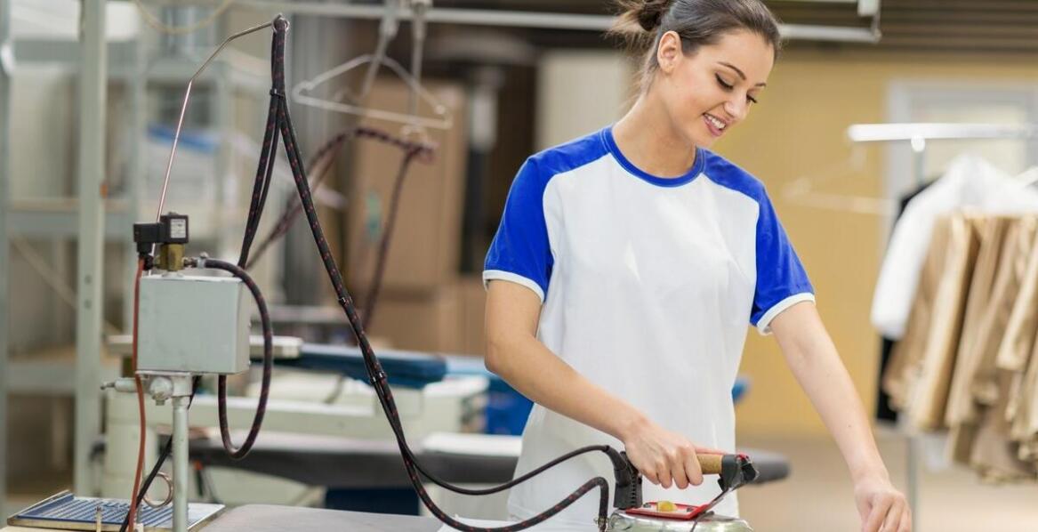 Wpływ profesjonalnego prasowania na wygląd odzieży roboczej