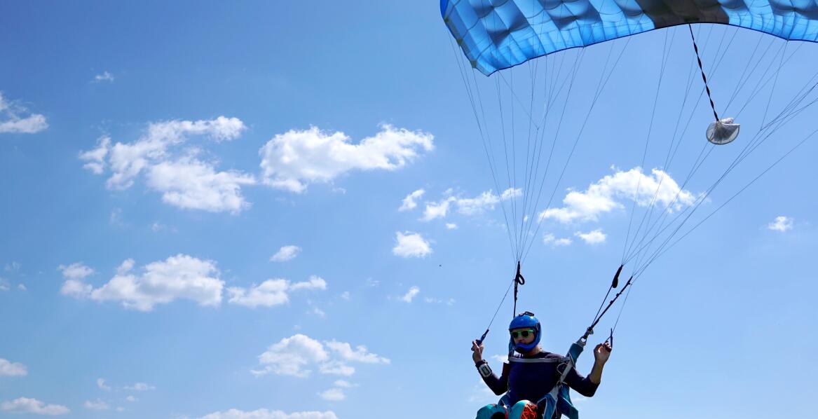 Nowoczesne samoloty turbinowe: Bezpieczne podniebne przygody w skokach spadochronowych