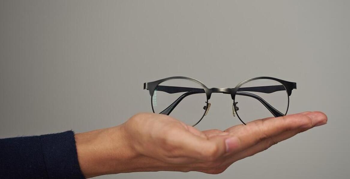 Jak odpowiednio dbać o swoje okulary korekcyjne, aby służyły dłużej?