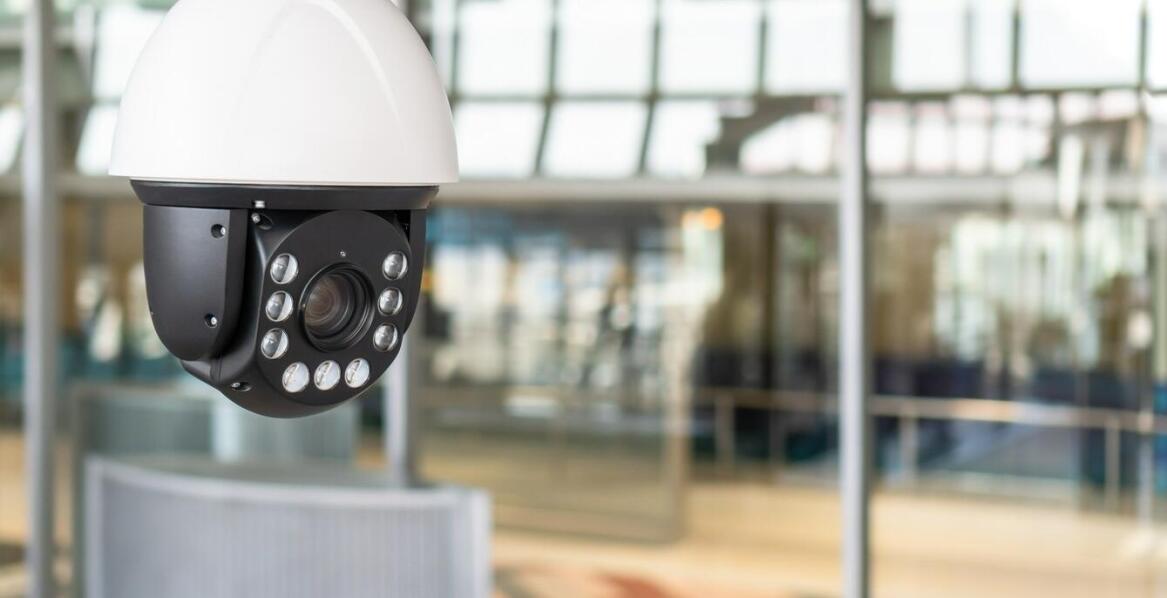 Instalacja elektronicznych systemów zabezpieczeń przez firmę ochroniarską