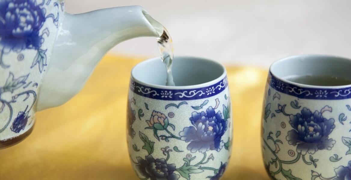 Jakie naczynia najlepiej podkreślają smak herbat zielonych?
