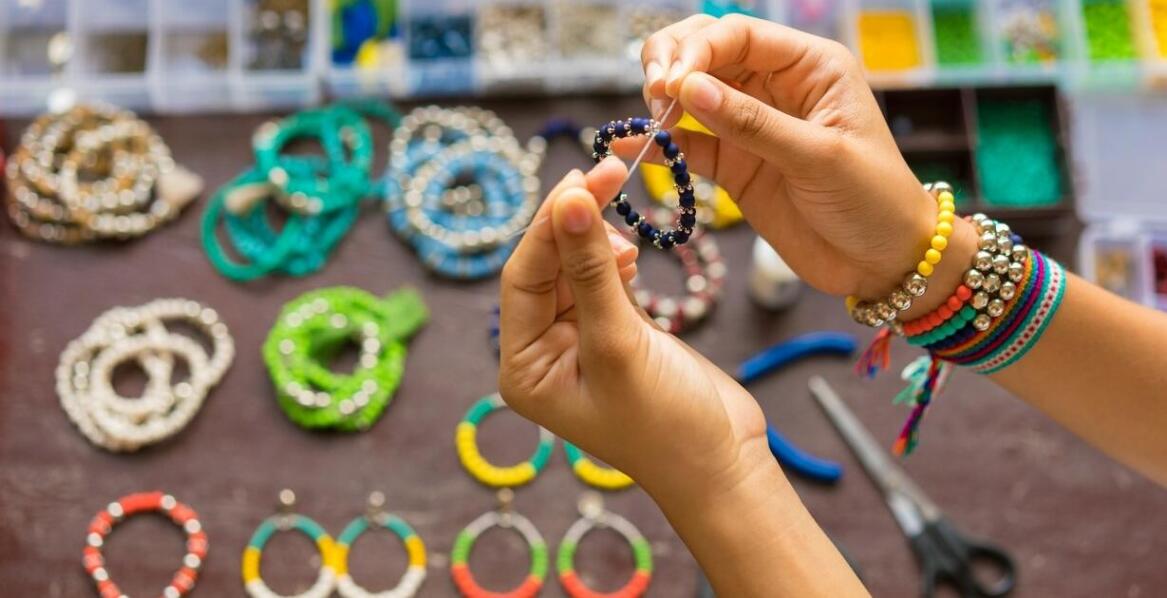 Jakie są zalety korzystania z breloków z logo firmy w kampaniach społecznych?