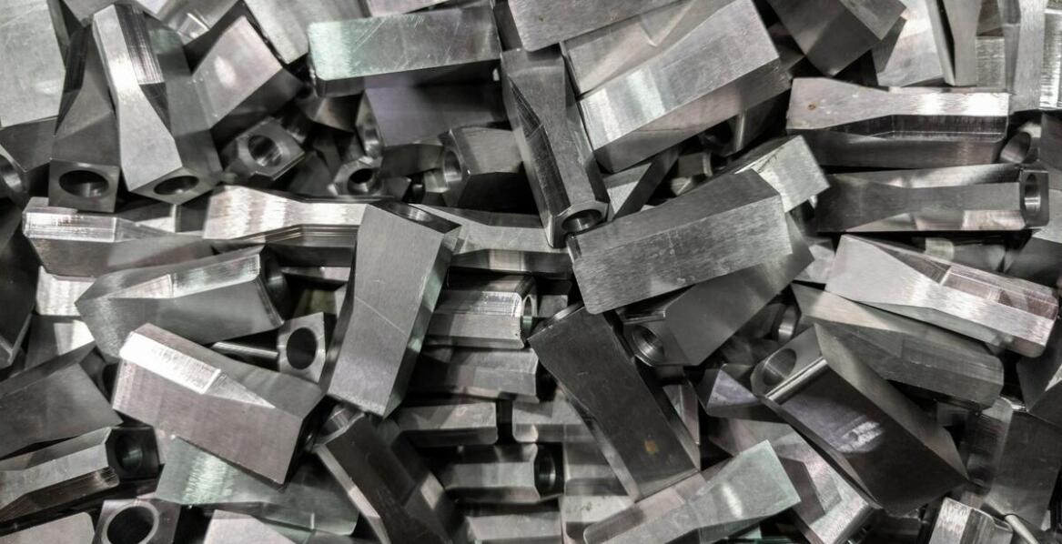 Jak wybrać odpowiednie części zamienne dla piły taśmowej do metalu?