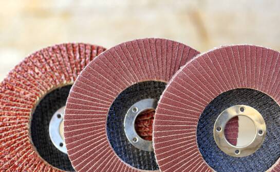Poradnik: Dobór ściernic listkowych do szlifowania surowego drewna