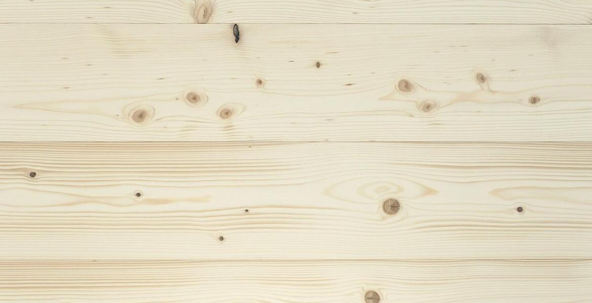 Jakie są zalety stosowania podbitki świerkowej w budownictwie?