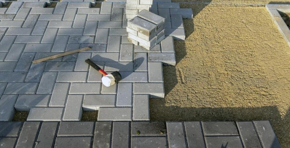 Jakie znaczenie ma wybór materiałów dla ostatecznego kosztu układania kostki?