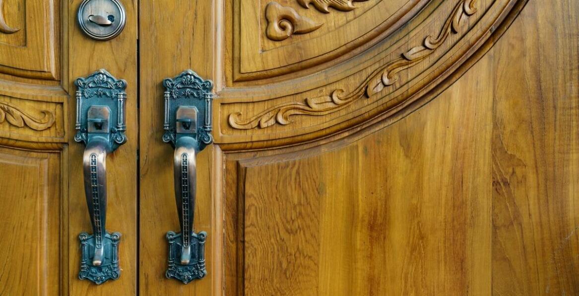 Jak odpowiednio dobrać klamkę z szyldem do stylu domu?