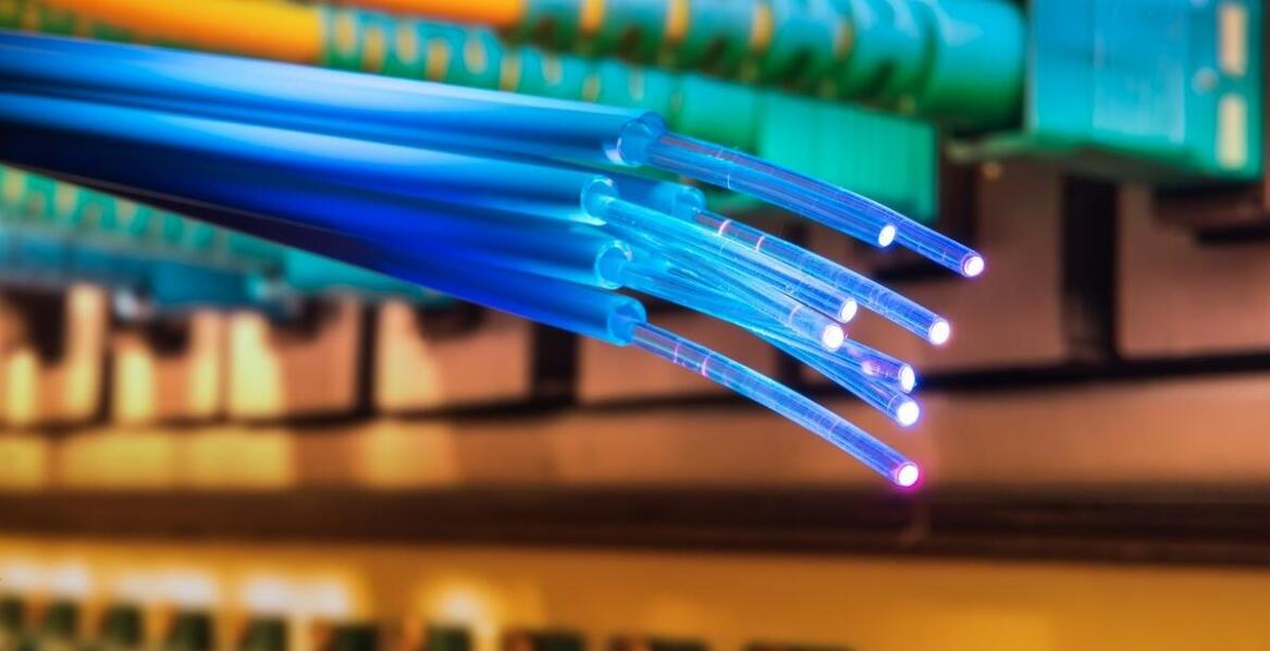 Wpływ zaawansowanych technologii światłowodowych na rozwój firmy