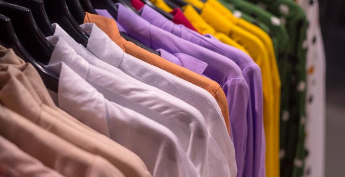 Jakie modele garniturów są idealne na casualowe wyjścia?