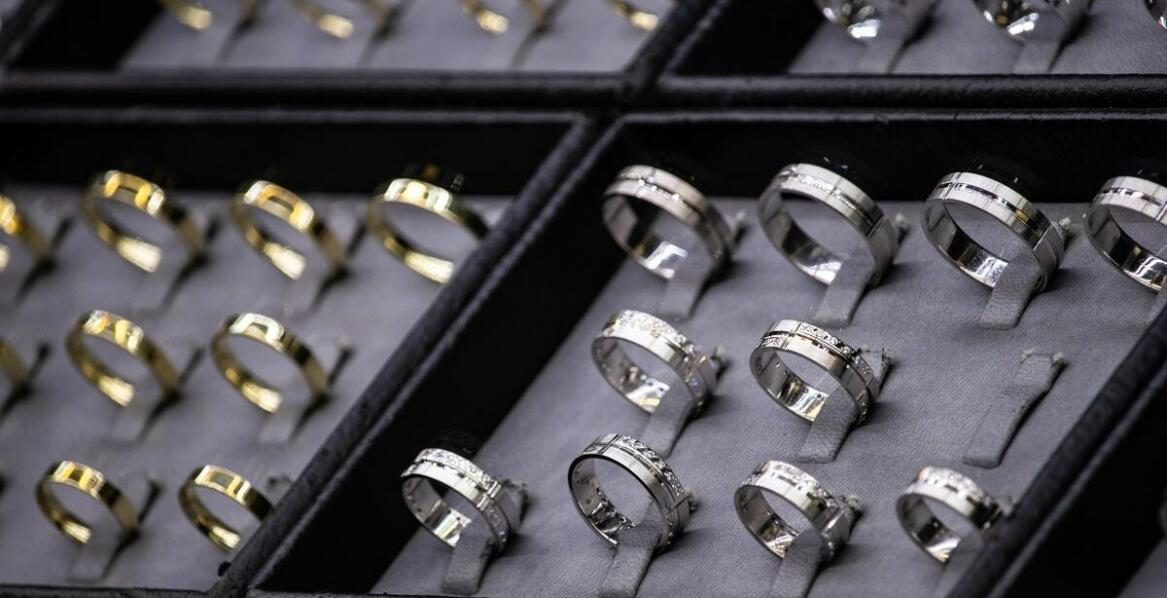 Wpływ rękodzieła na wartość biżuterii wycenianej w Krakowie