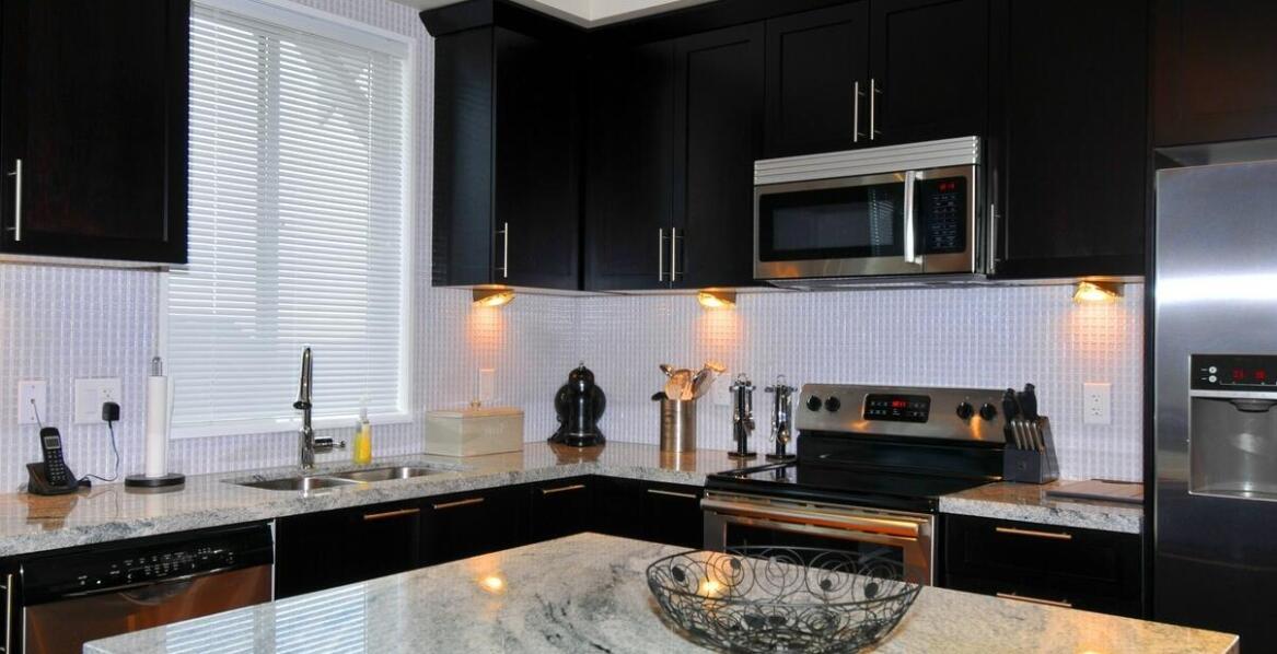 Blaty granitowe w kuchniach otwartych na salon - styl i funkcjonalność