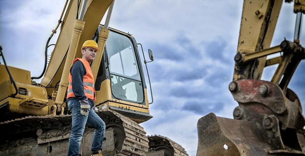 Wynajem żurawia z operatorem – jak wpływa na bezpieczeństwo prac montażowych?