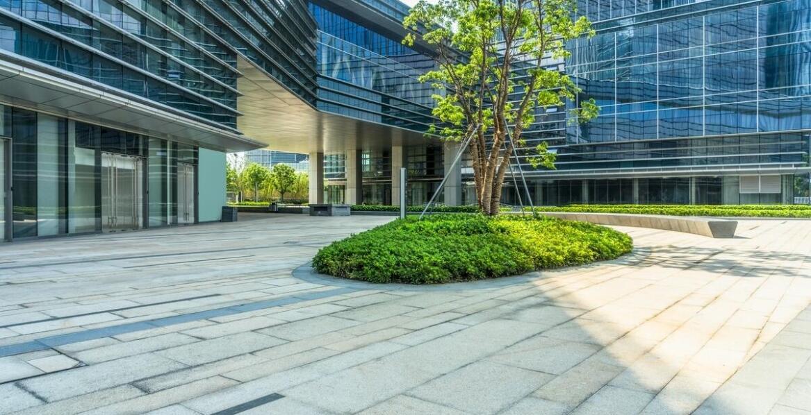 Jak pielęgnacja terenów zielonych wokół galerii wpływa na jej wizerunek?