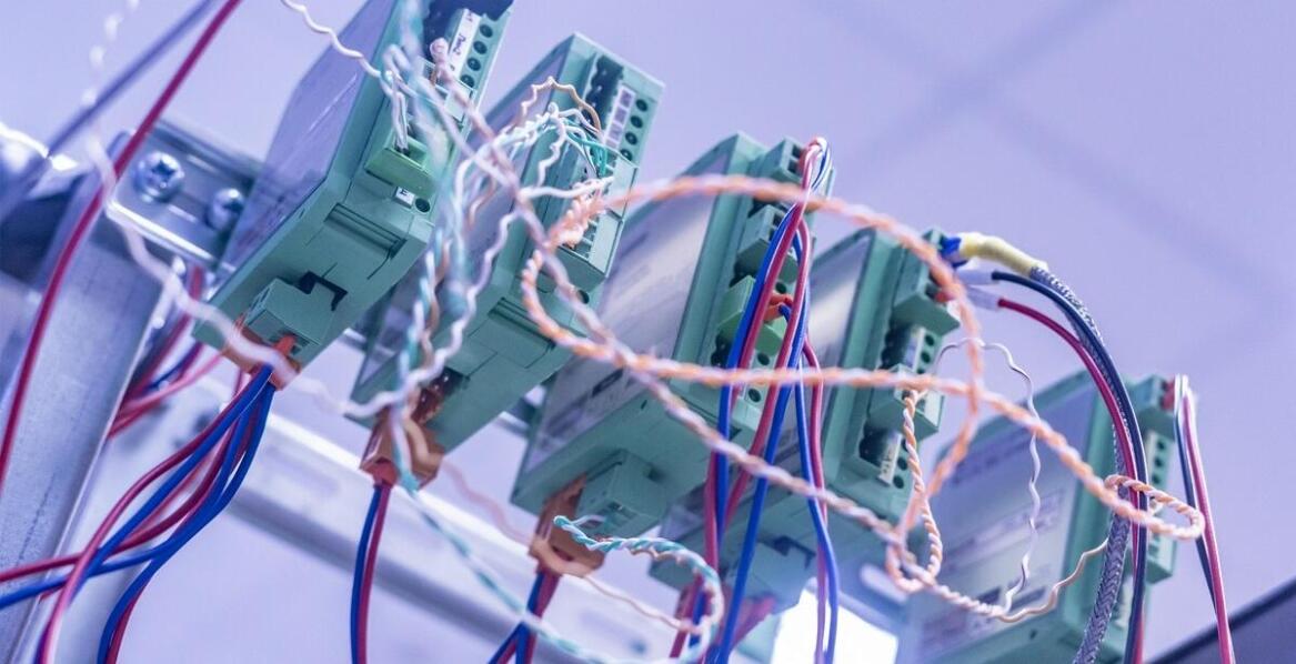 Czy bateria alkaliczna jest odpowiednia do zasilania czujników bezpieczeństwa?