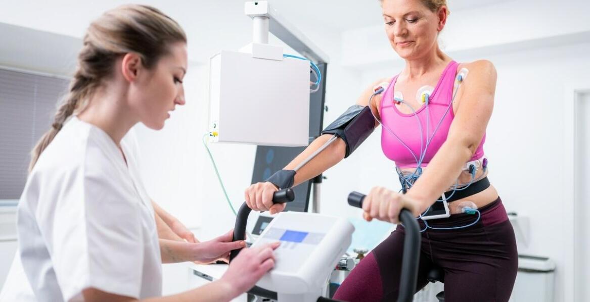 Zalety wynajmu sprzętu rehabilitacyjnego z dowozem do domu