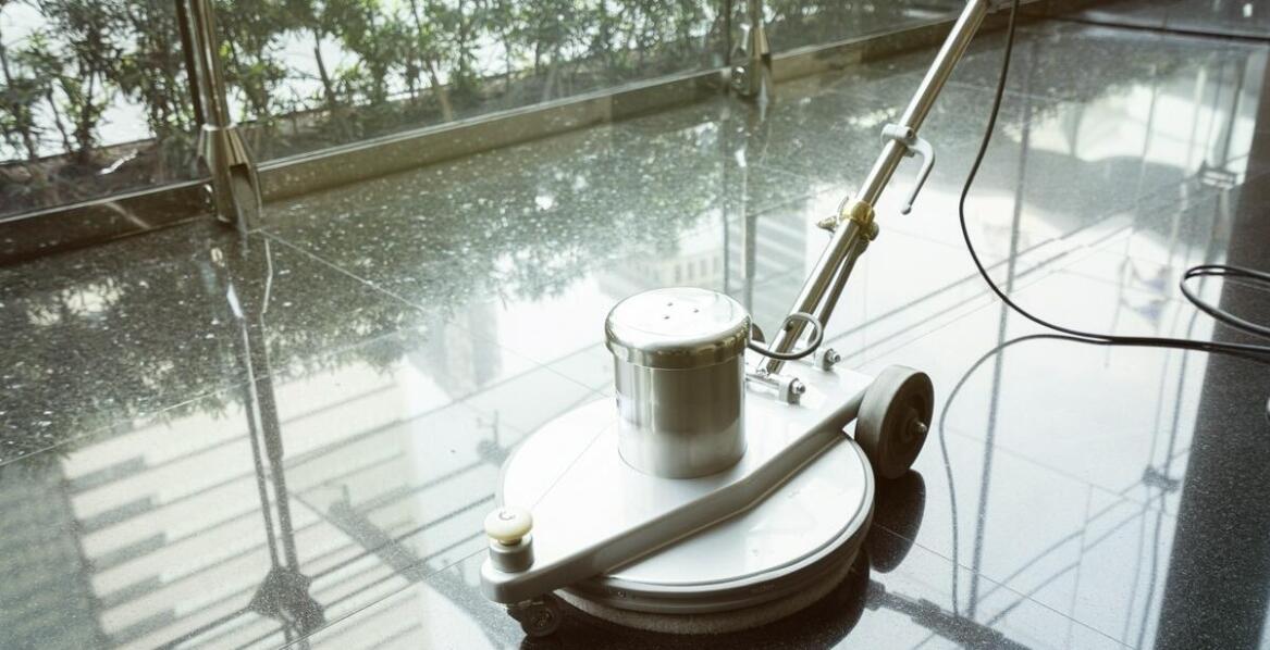 Rola wynajmu myjek ciśnieniowych w utrzymaniu czystości na posesjach prywatnych