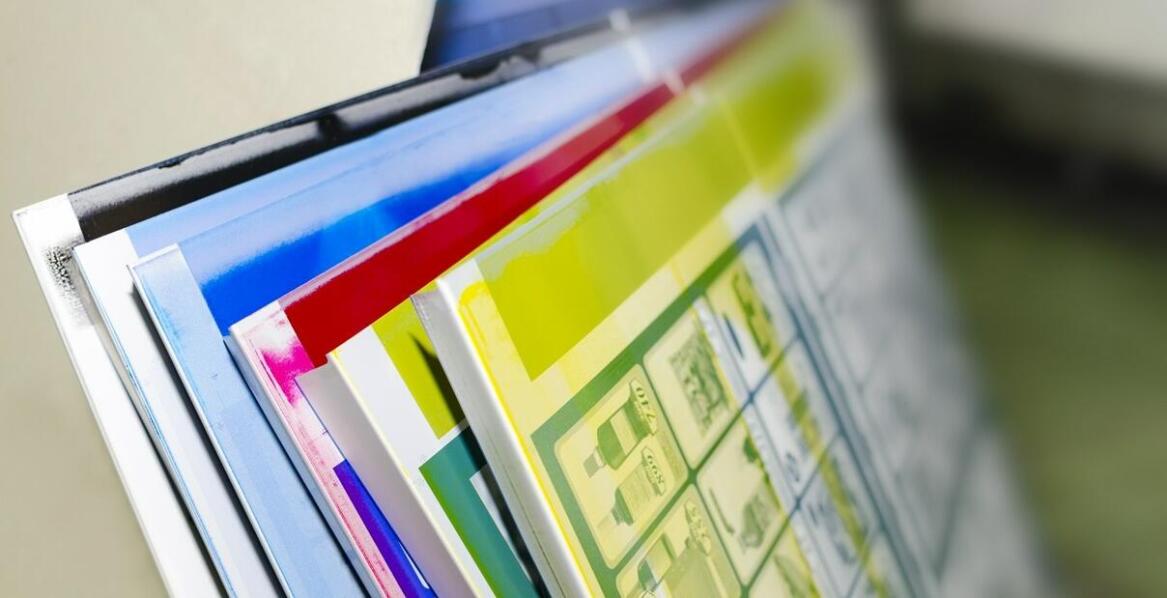 Zalety stosowania naklejek magnetycznych w przestrzeniach wystawienniczych